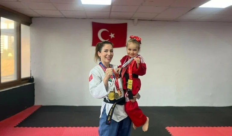 60 madalyalı milli tekvandocu Bengü Alkan Çal, 5 yaşındaki kızı Melodi ile antrenman yapıyor