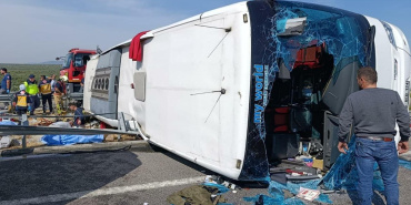 Manisa'da otobüs ve çekici çarpıştı: 11 kişi hayatını kaybetti, 27 yaralı