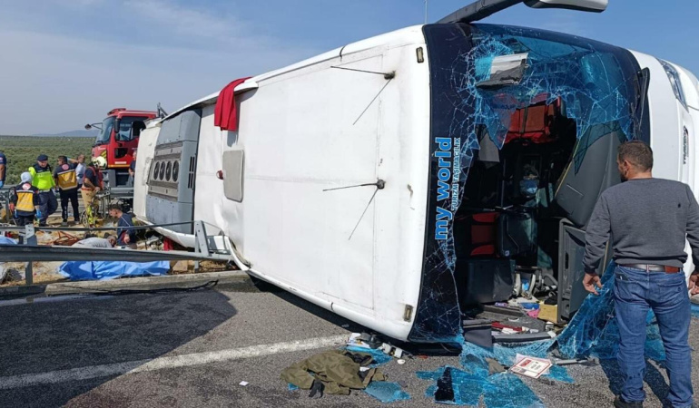 Manisa’da otobüs ve çekici çarpıştı: 11 kişi hayatını kaybetti, 27 yaralı