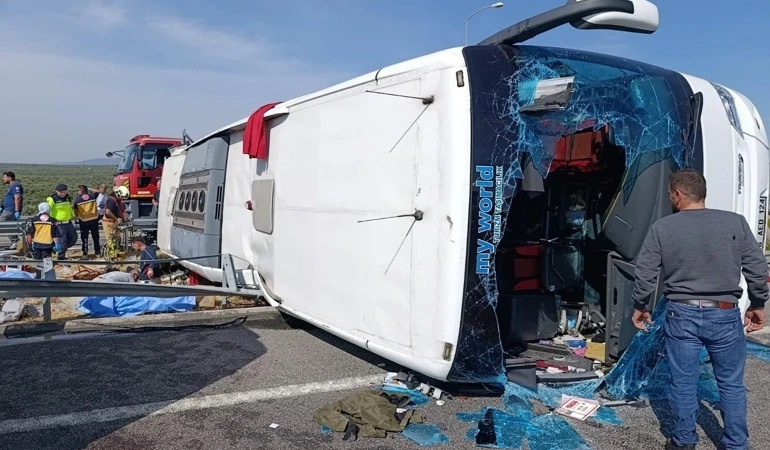 Manisa’da yolcu otobüsü ve çekici çarpıştı: 4 kişi hayatını kaybetti