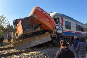 Bayındır'da hemzemin geçitte tren ile traktör çarpıştı, 2 kişi yaralandı