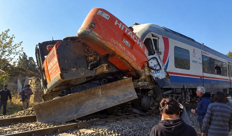 Bayındır’da hemzemin geçitte tren ile traktör çarpıştı, 2 kişi yaralandı