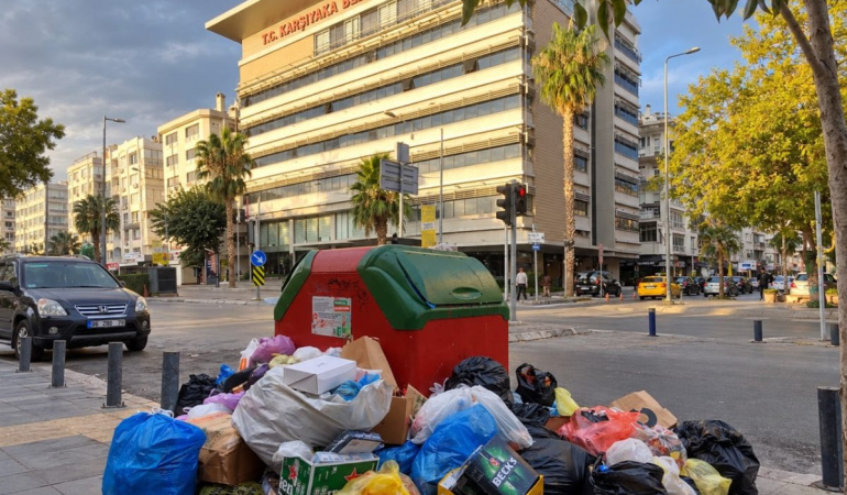 Karşıyaka’daki çöp sorunu cuma gününe kadar çözülecek