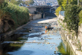 İZSU, İzmir'de taşkın öncesi dere yataklarını temizliyor