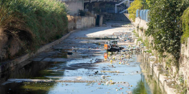 İZSU, İzmir'de taşkın öncesi dere yataklarını temizliyor