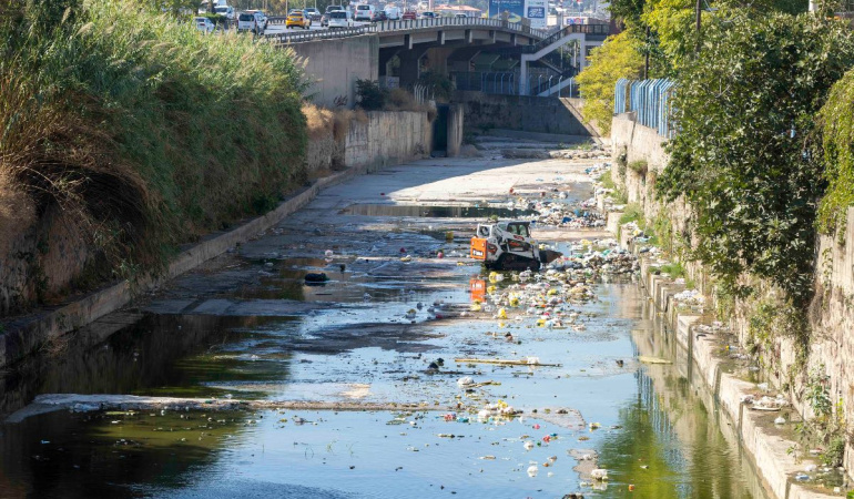 İZSU, İzmir’de taşkın öncesi dere yataklarını temizliyor