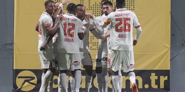 Göztepe, Eyüpspor'u 4-0 yenerek sezonun ilk galibiyetini elde etti