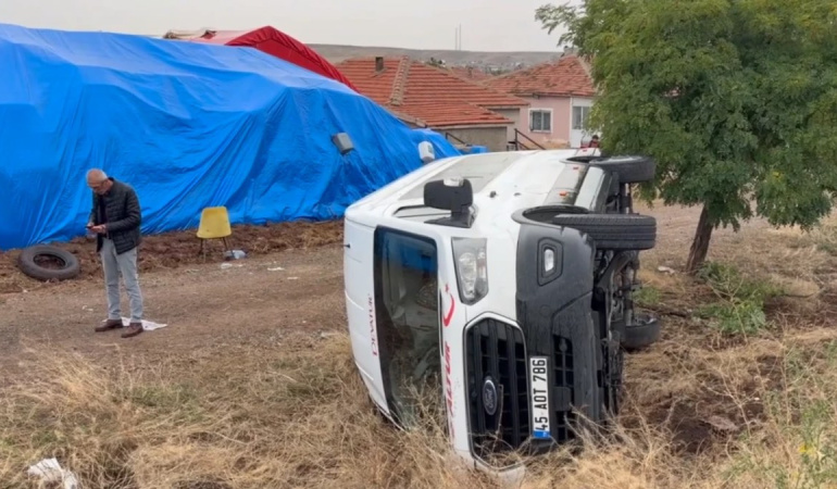 Yozgat’ta cenaze yolundaki minibüs devrildi, 8 kişi yaralandı