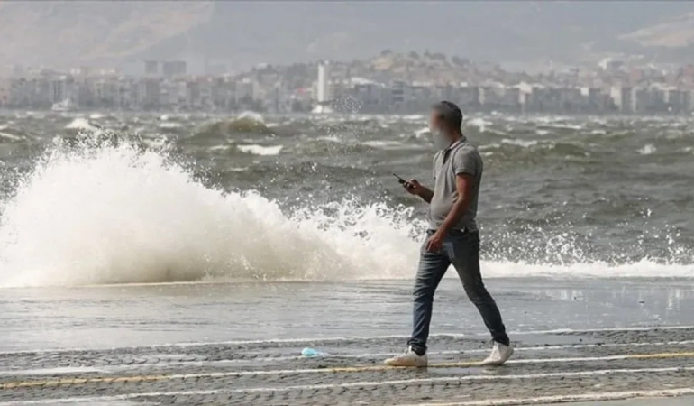 İzmir’de 14 ilçeye kuvvetli rüzgar uyarısı yapıldı