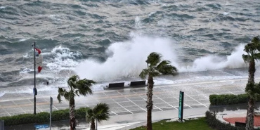 İzmir'de fırtına nedeniyle 14 ilçe için rüzgar uyarısı
