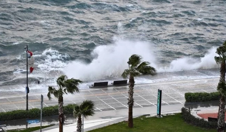 İzmir’de fırtına nedeniyle 14 ilçe için rüzgar uyarısı
