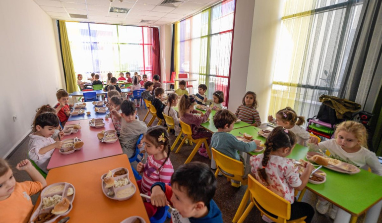 İzmir’de Yuvamız İzmir projesiyle çocuklara günlük sıcak yemek hizmeti