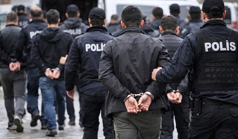 İzmir’de düzenlenen operasyonda 164 kişi gözaltına alındı