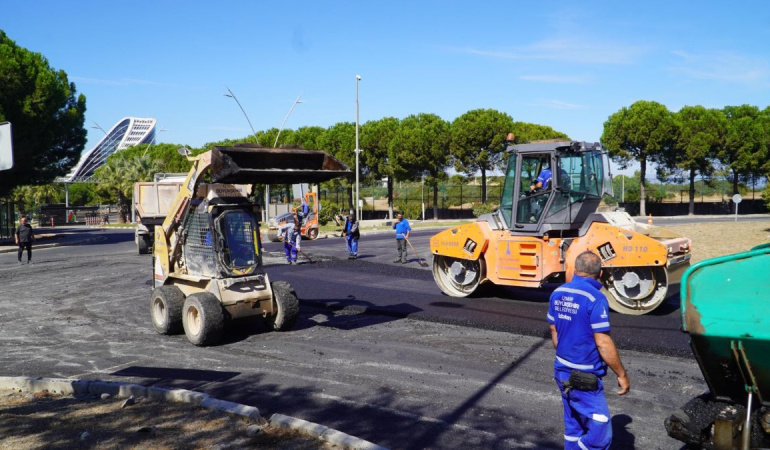 İzmir’de asfalt ve yol düzenleme çalışmaları devam ediyor