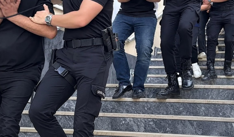 İzmir’de yasa dışı bahis operasyonunda 27 kişi tutuklandı