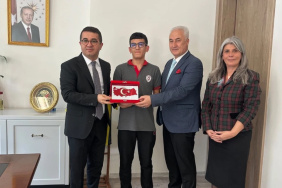 Kemalpaşa'da Türk bayrağını öpen öğrenciye ödül verildi