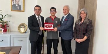 Kemalpaşa'da Türk bayrağını öpen öğrenciye ödül verildi