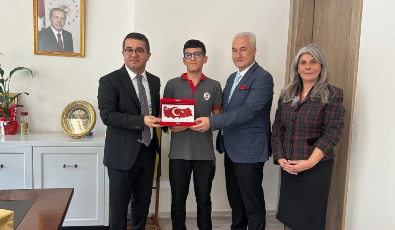 Kemalpaşa’da Türk bayrağını öpen öğrenciye ödül verildi