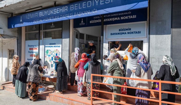 İzmir’de ihtiyaç sahiplerine sıcak yemek desteği