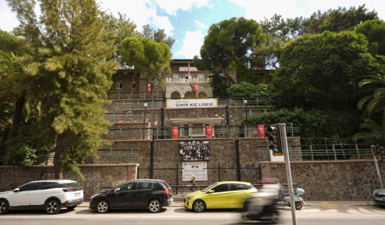 İzmir Kız Lisesi, 111 yıldır eğitim hayatına katkı sunuyor