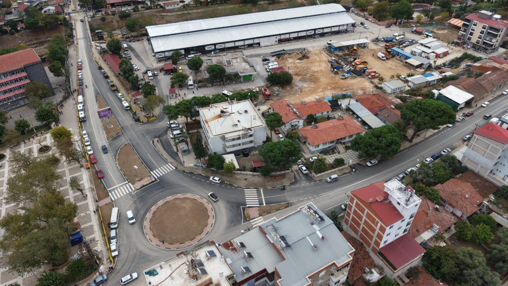 İzmir’in dört bir yanında asfalt mesaisi
